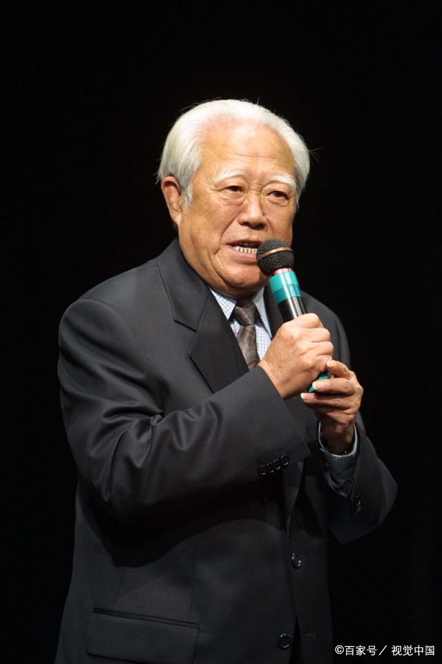 这是9月份刚刚去世的相声大师常宝华演出照片.